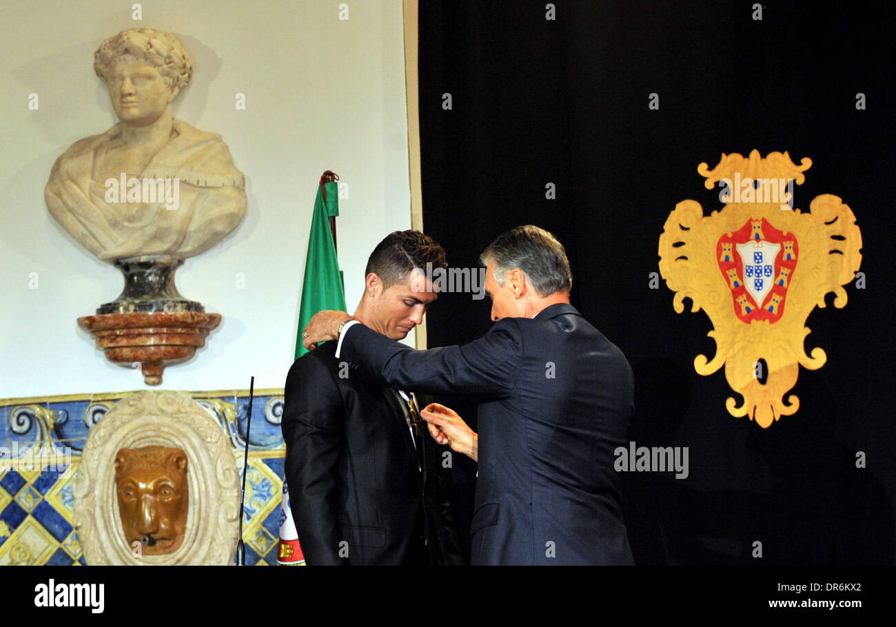 Lisbonne, Portugal. 20st Jan, 2014. Super star du football portugais Cristiano Ronaldo (L) reçoit le Grand Officier de l'ordre de l'Infante D. Henrique par président portugais Anibal Cavaco Silva au palais présidentiel à Lisbonne, Portugal, le 20 janvier, 2014. Ronaldo a reçu la plus haute distinction du pays pour sa contribution à l'équipe nationale et le prestige qu'il a apporté pour le Portugal dans le monde entier. Credit : Zhang Liyun/Xinhua/Alamy Live News Banque D'Images