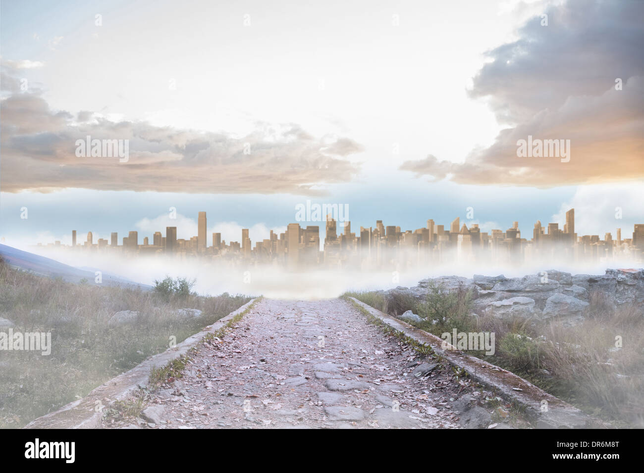 Rocky path, ce qui conduit à de grandes l'étalement urbain Banque D'Images