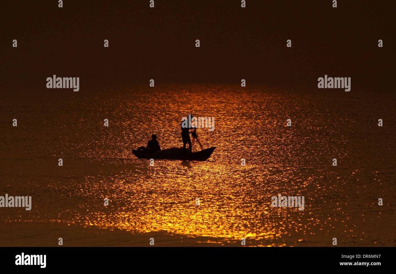 Ligne pêcheurs leur bateau de pêche au golfe du Bengale, la mer à 65 km de l'état indien de l'est la capitale de l'Orissa Bhubaneswar, Inde, le 20 janvier 2014. Banque D'Images