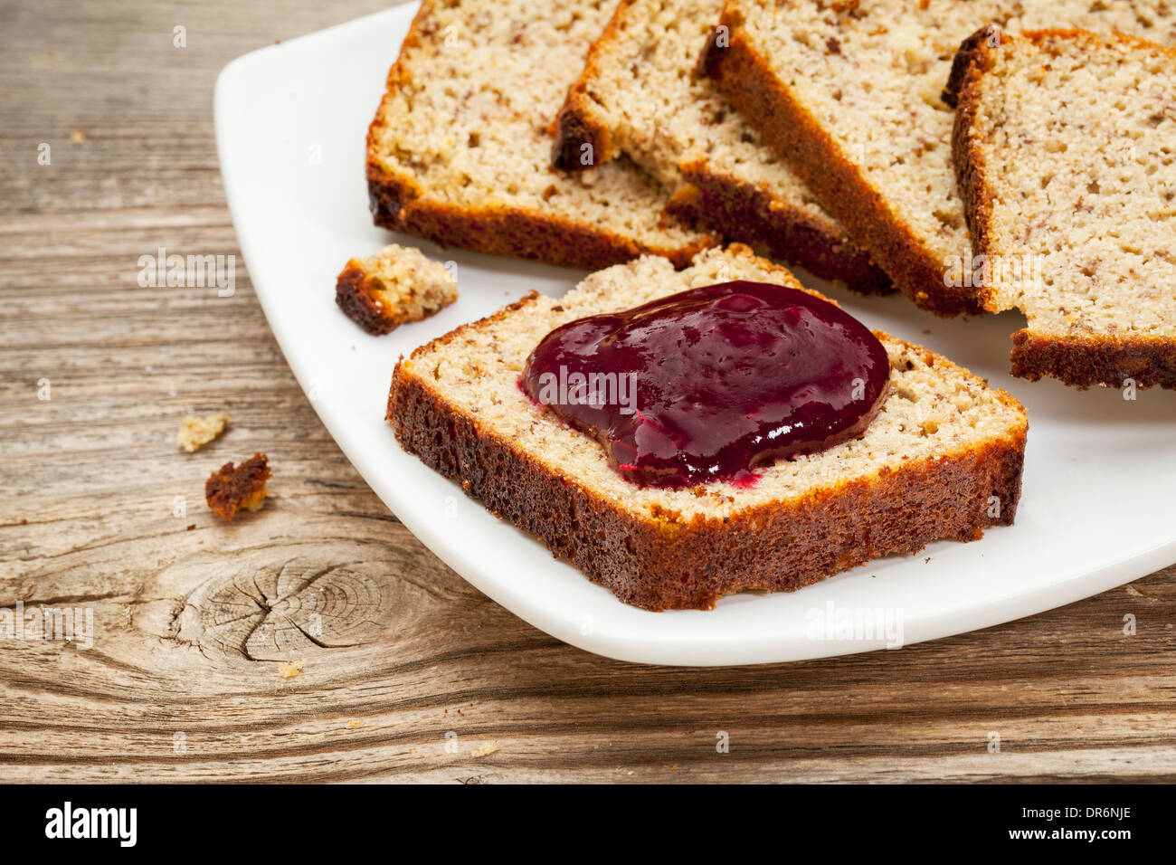 Petit-déjeuner sain concept - Tranches de du, sans gluten le pain fait avec de la farine de noix de coco et aux amandes Banque D'Images