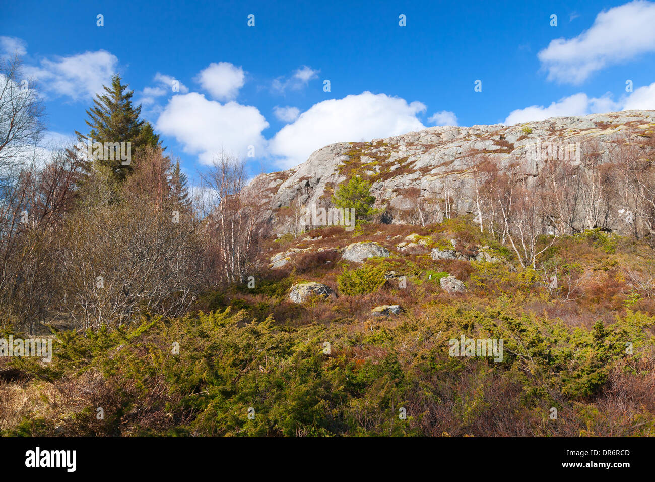 Printemps norvégien. Paysage de montagne avec ciel nuageux Banque D'Images