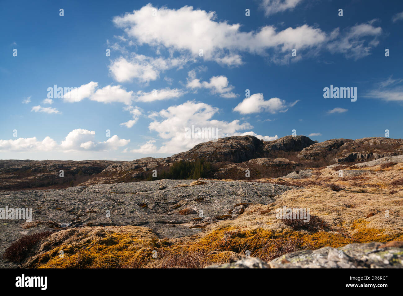 Paysage de montagne norvégienne avec Deep blue cloudy sky Banque D'Images