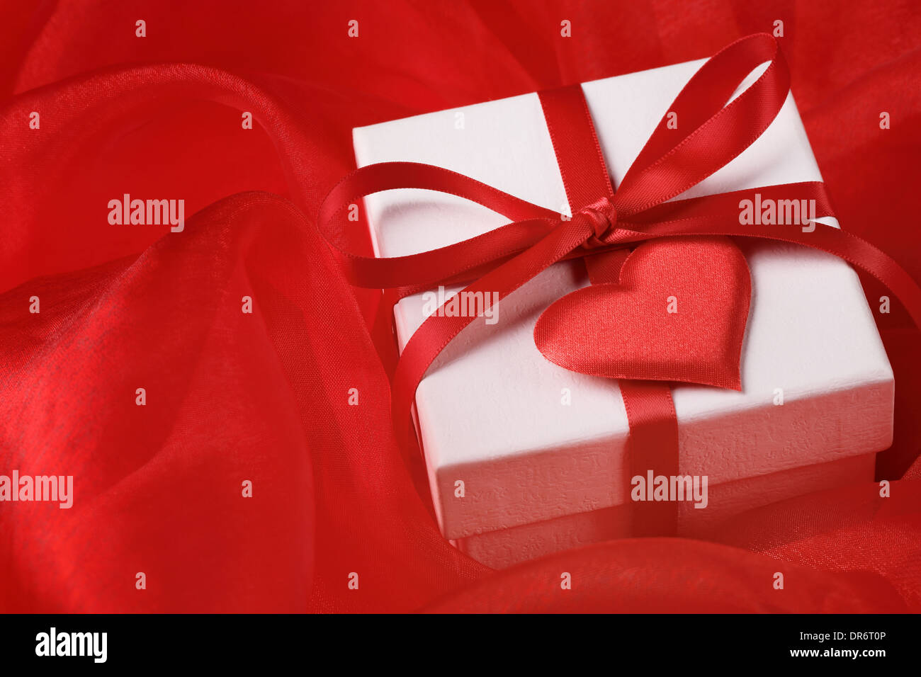 Boîte cadeau saint valentin sur fond rouge Banque D'Images