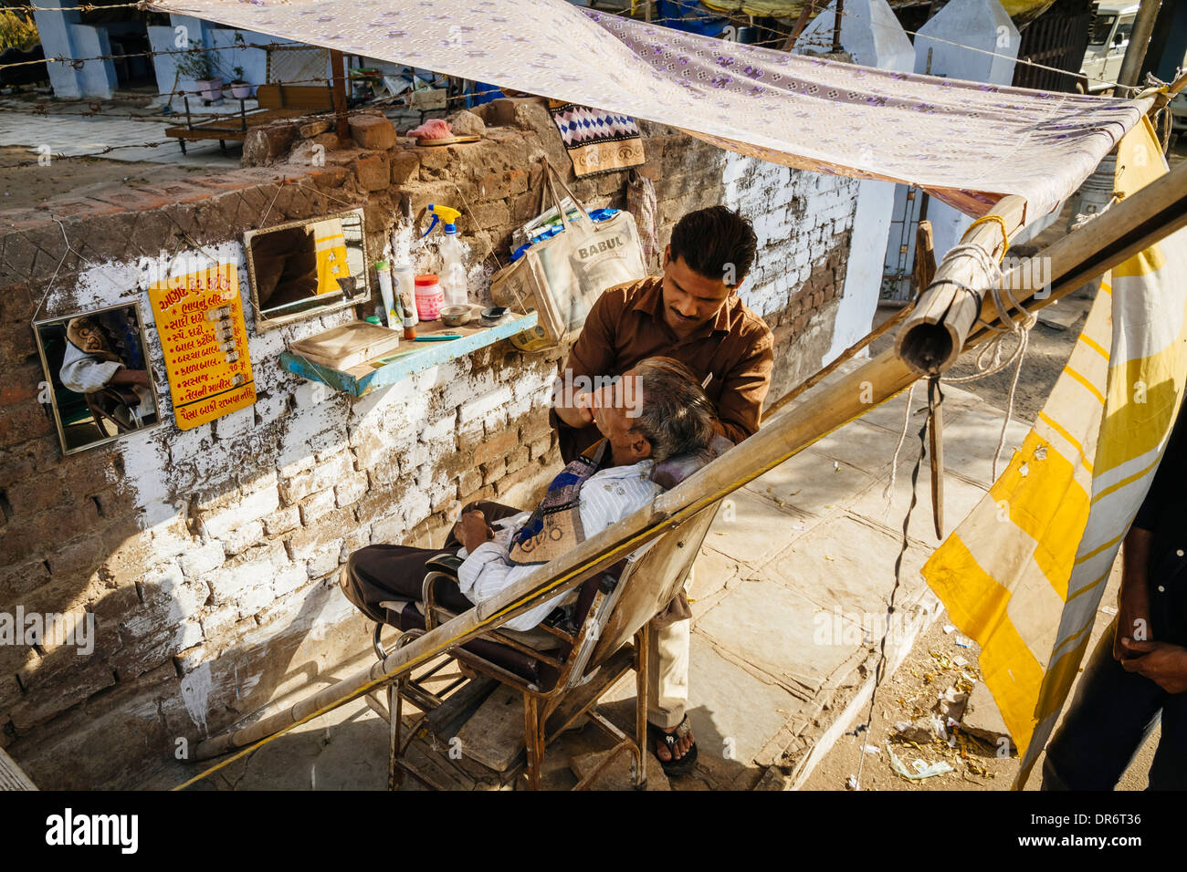 India, Ahmedabad, client de rasage coiffure Rue Banque D'Images