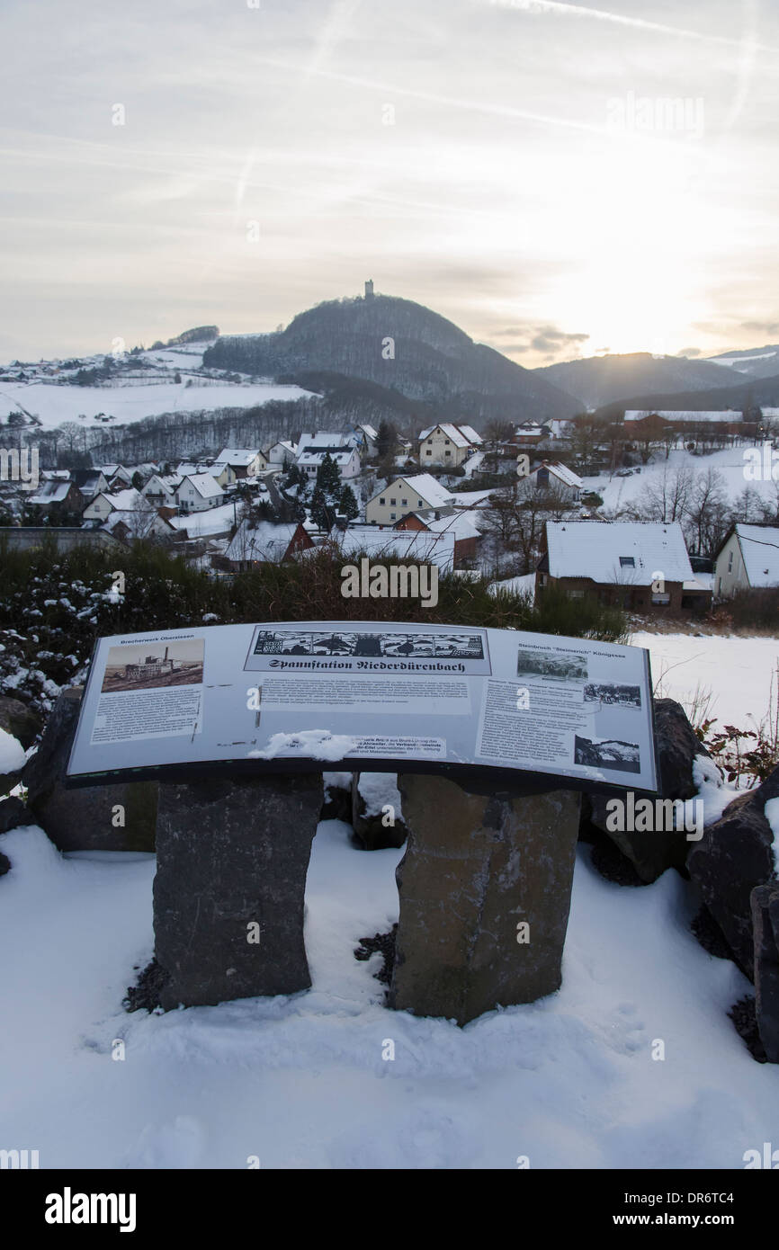 Germanyy, Rhénanie-Palatinat, vallée du Rhin, Niederduerenbach Olbrueck avec Château en hiver, de l'information board Banque D'Images