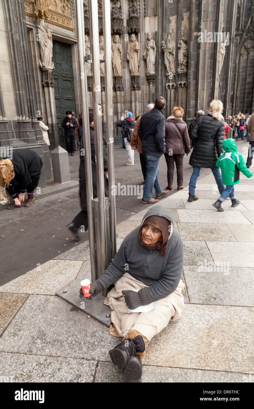 Les sans-abri mendier dans la rue, de la pauvreté, de Cologne ( Köln ), l'Allemagne l'Europe Banque D'Images