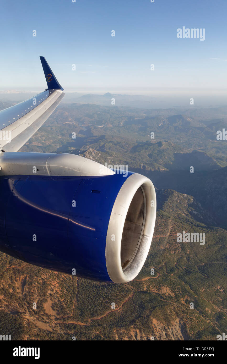 La Turquie, l'aile et moteur à réaction d'un avion au-dessus de montagne Banque D'Images