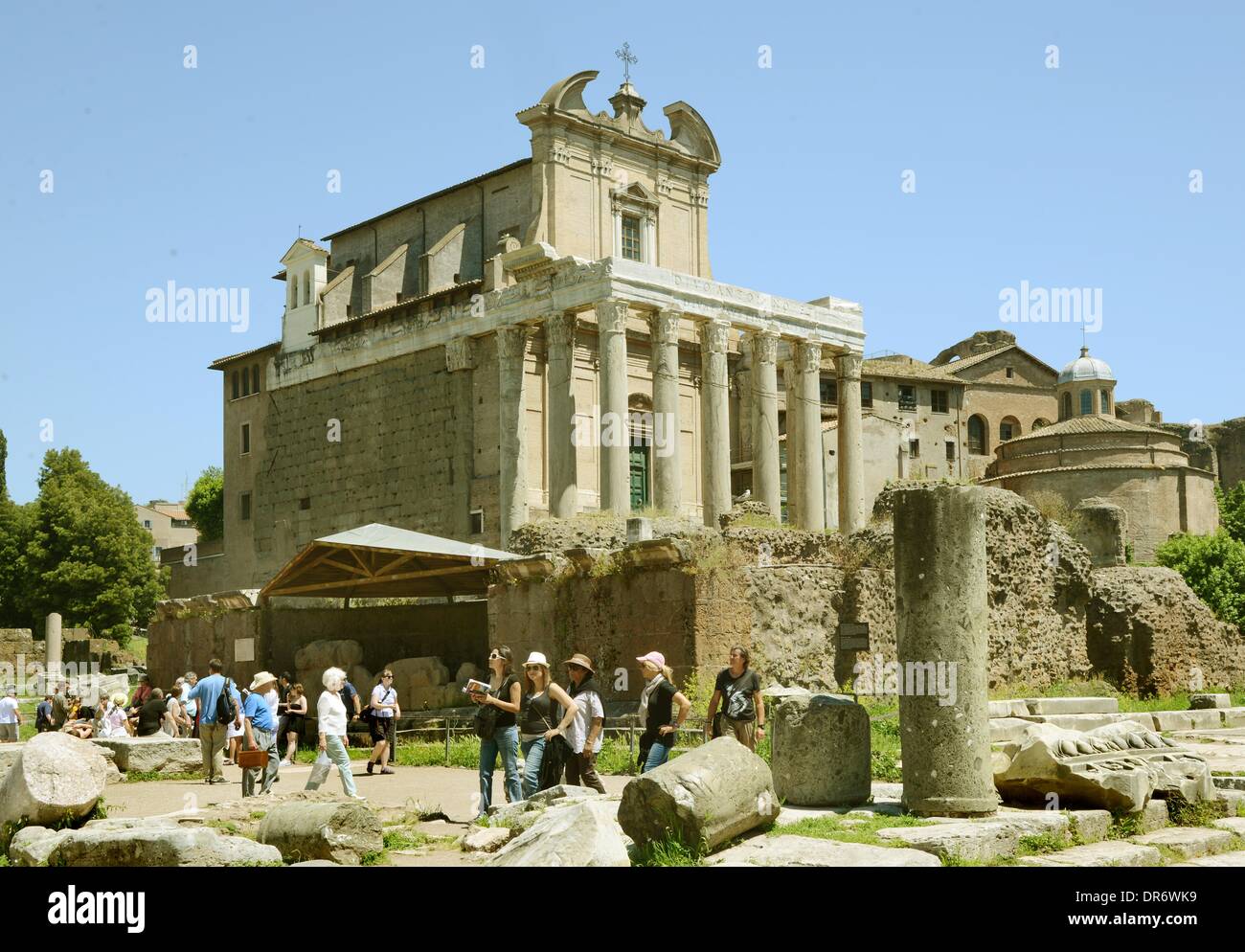 Rome, Italie. 14 mai, 2013. Temple d'Antonin et Faustine, adapté à l'église de San Lorenzo à Miranda, dans le Forum romain de Rome, Italie, le 14 mai 2013. Photo : Waltraud Grubitzsch - PAS DE SERVICE DE FIL/dpa/Alamy Live News Banque D'Images