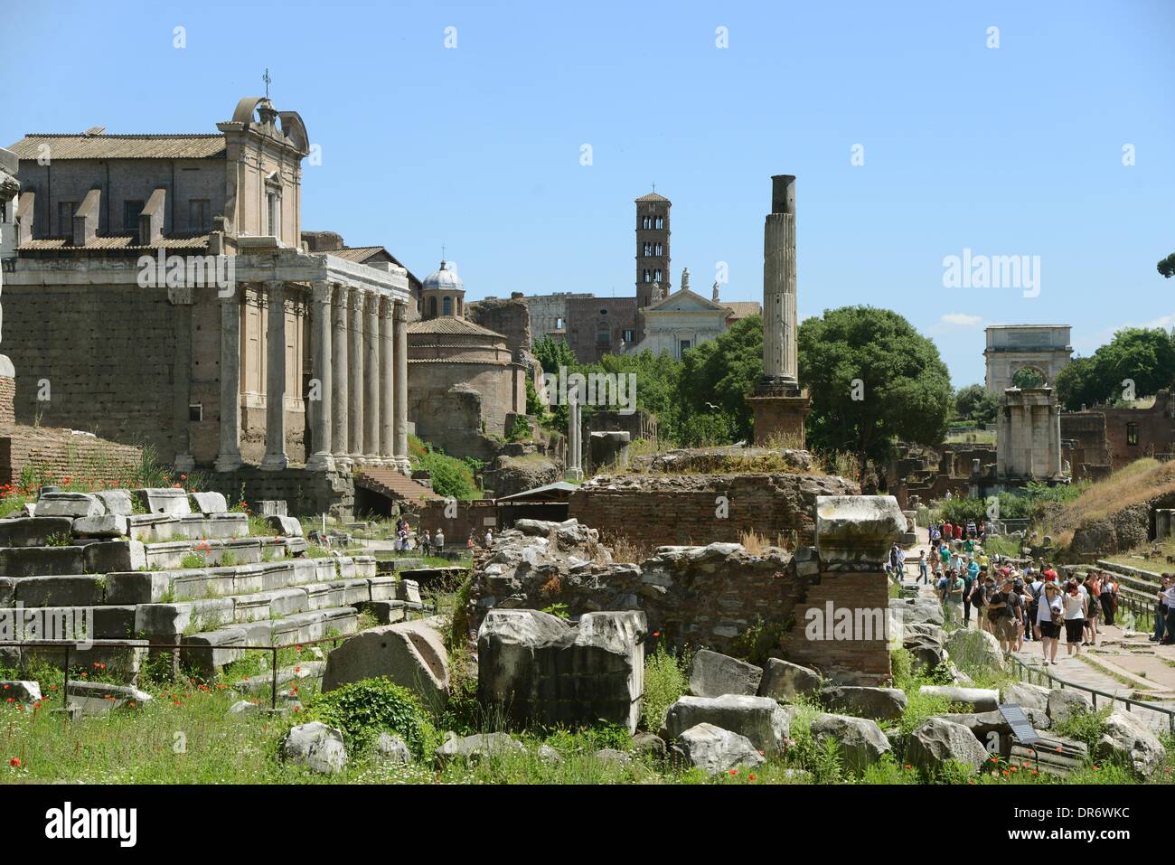 Rome, Italie. 14 mai, 2013. Temple d'Antonin et Faustine (L), adaptée à l'église de San Lorenzo à Miranda, et d'autres ruines du temple dans le Forum romain de Rome, Italie, le 14 mai 2013. Photo : Waltraud Grubitzsch - PAS DE SERVICE DE FIL/dpa/Alamy Live News Banque D'Images