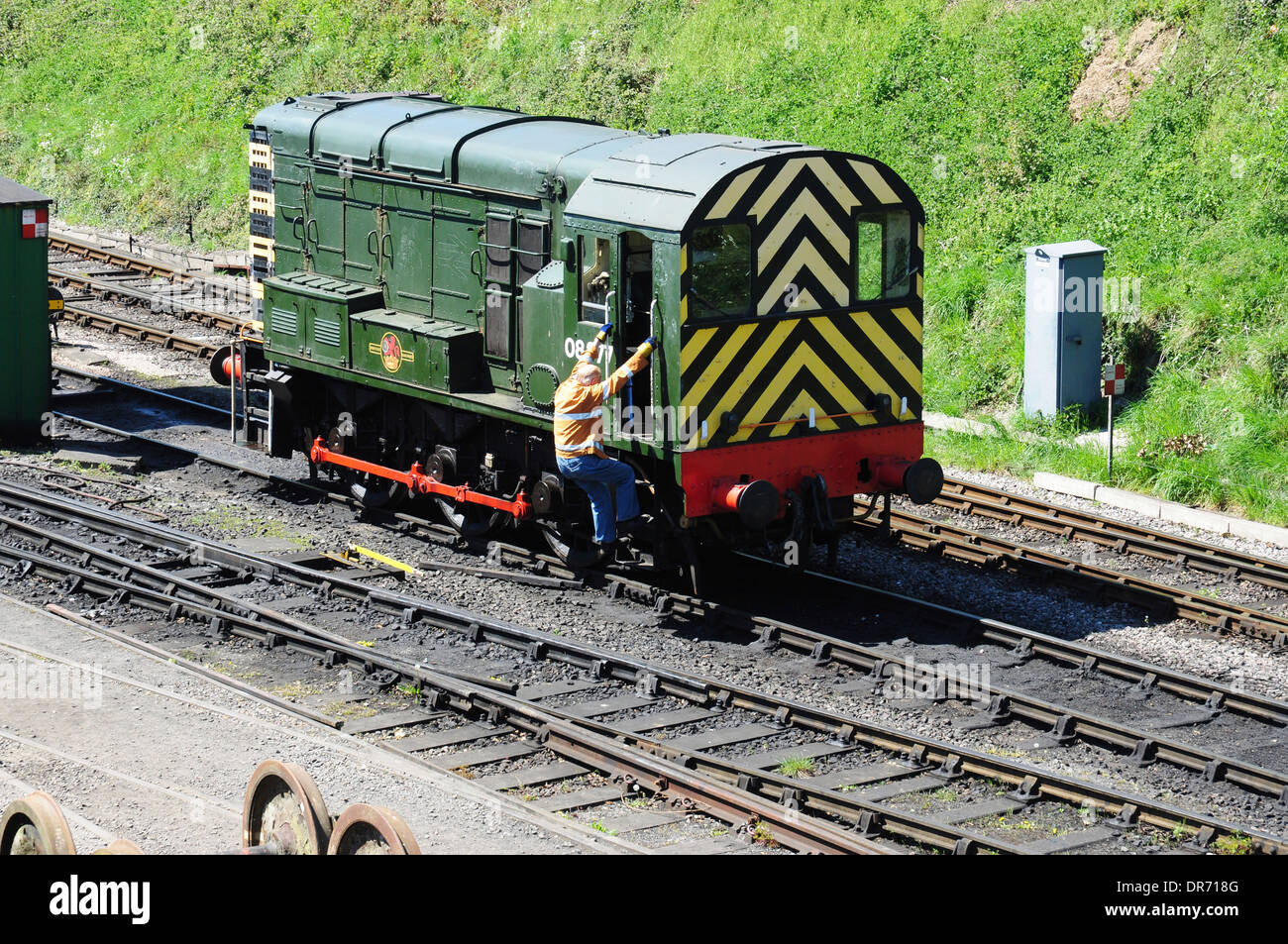 Conducteur monte à bord classe 08 locotracteur n° 08377 sur le milieu Hants Railway, Hampshire, England, UK Banque D'Images