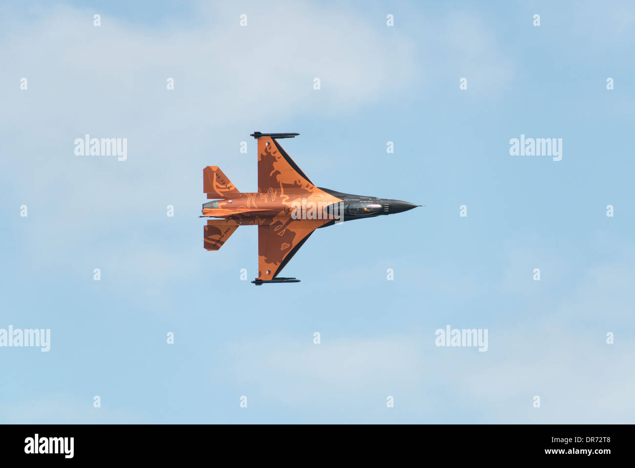 Lockheed Martin F-16 Avion de chasse de la Force aérienne néerlandaise dans sa livrée orange frappante apparaît en 2013 RIAT Banque D'Images