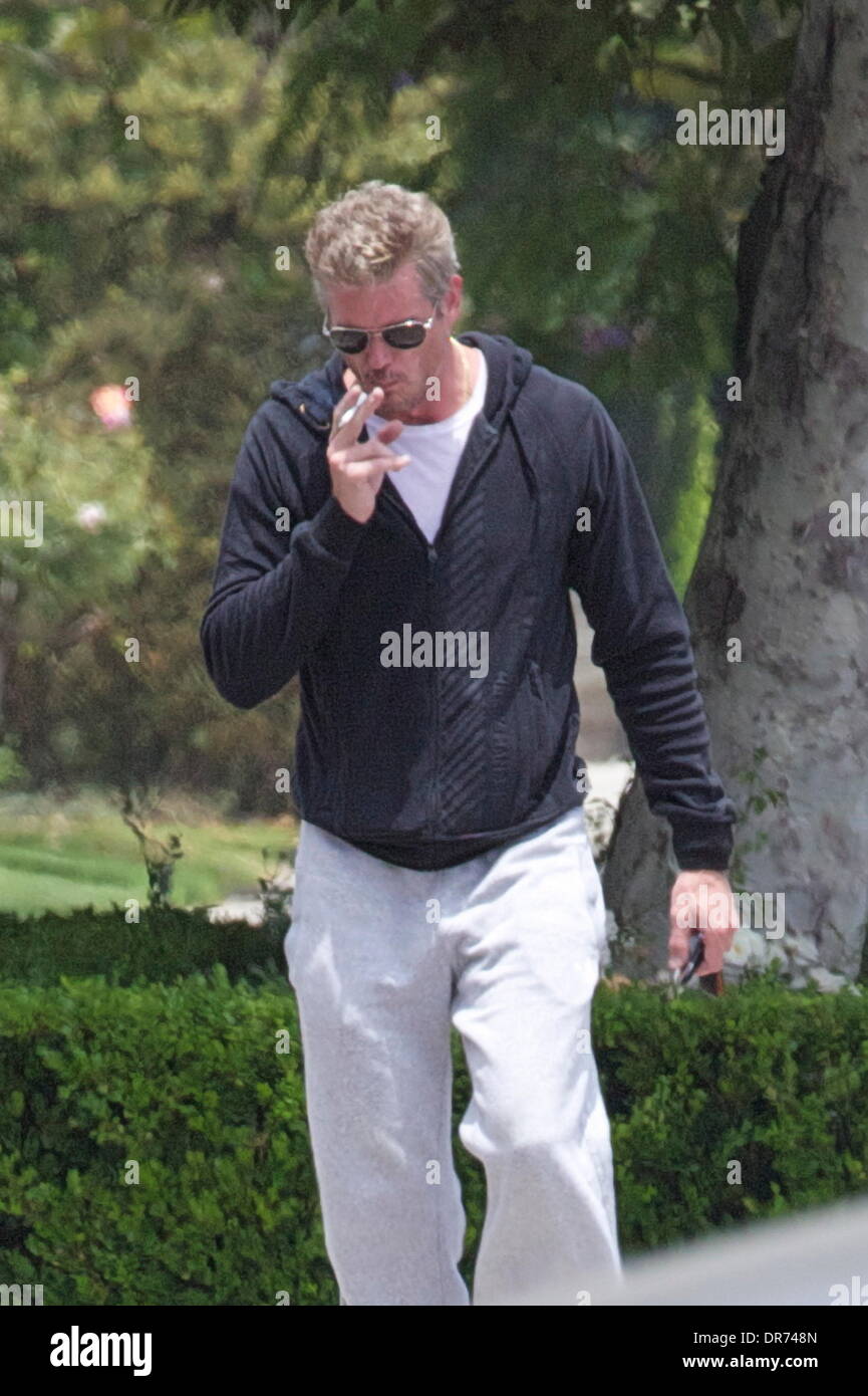 Eric Dane fumer une cigarette à West Hollywood Los Angeles, Californie - 05.07.12 Banque D'Images