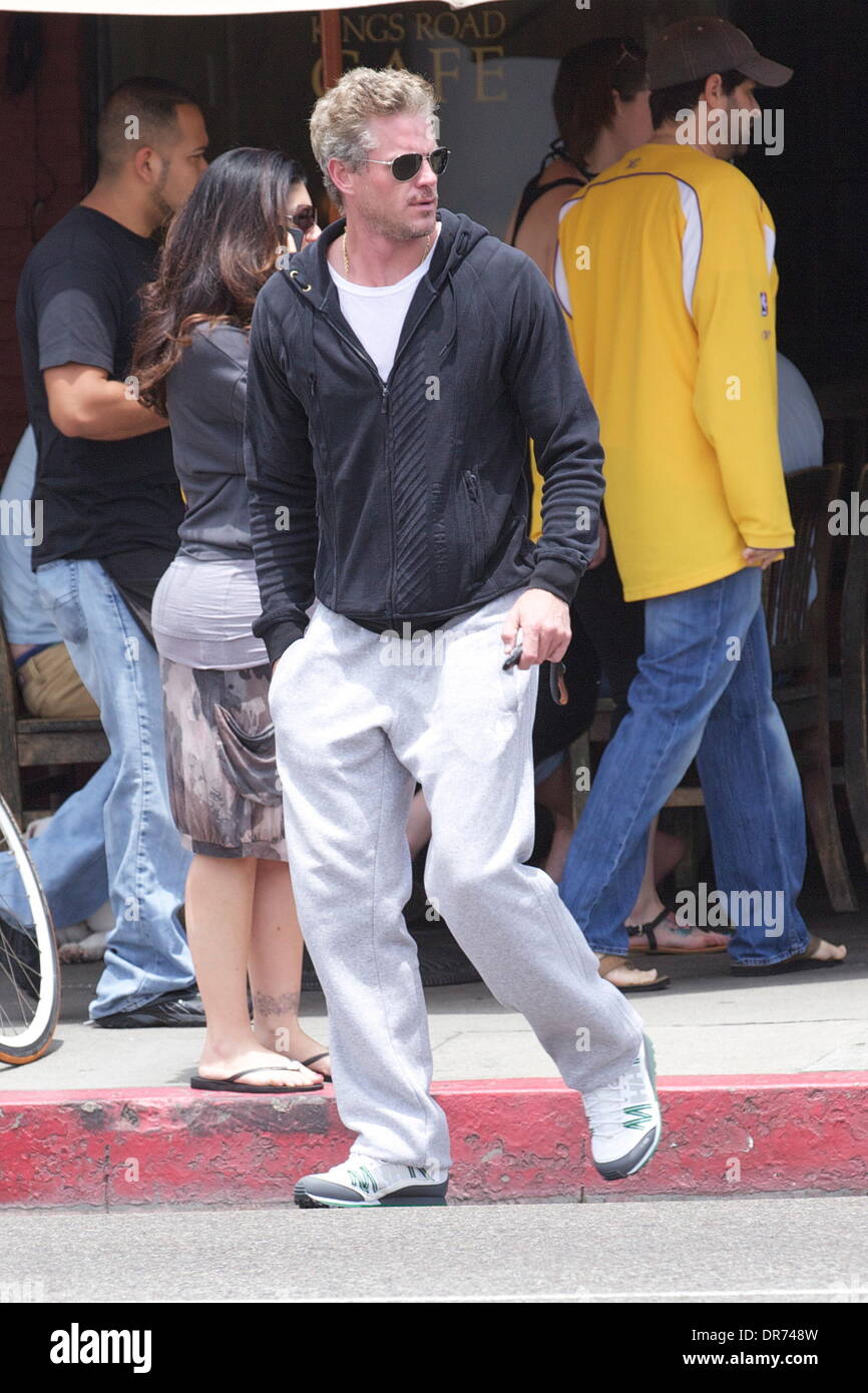 Eric Dane dehors et environ dans la région de West Hollywood après avoir repéré une cigarette Los Angeles, Californie - 05.07.12 Banque D'Images