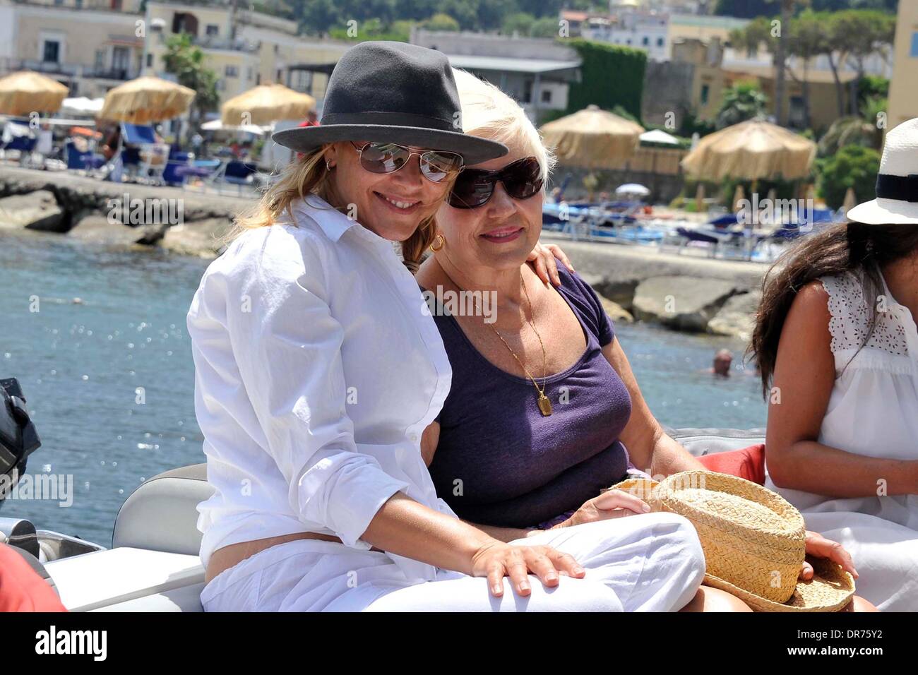 Maria Bello passe l'après-midi sur un voyage en bateau avec sa mère Kathy  Bello et ses amis pendant les vacances l'île d'Ischia, Italie - 09.07.12  Photo Stock - Alamy