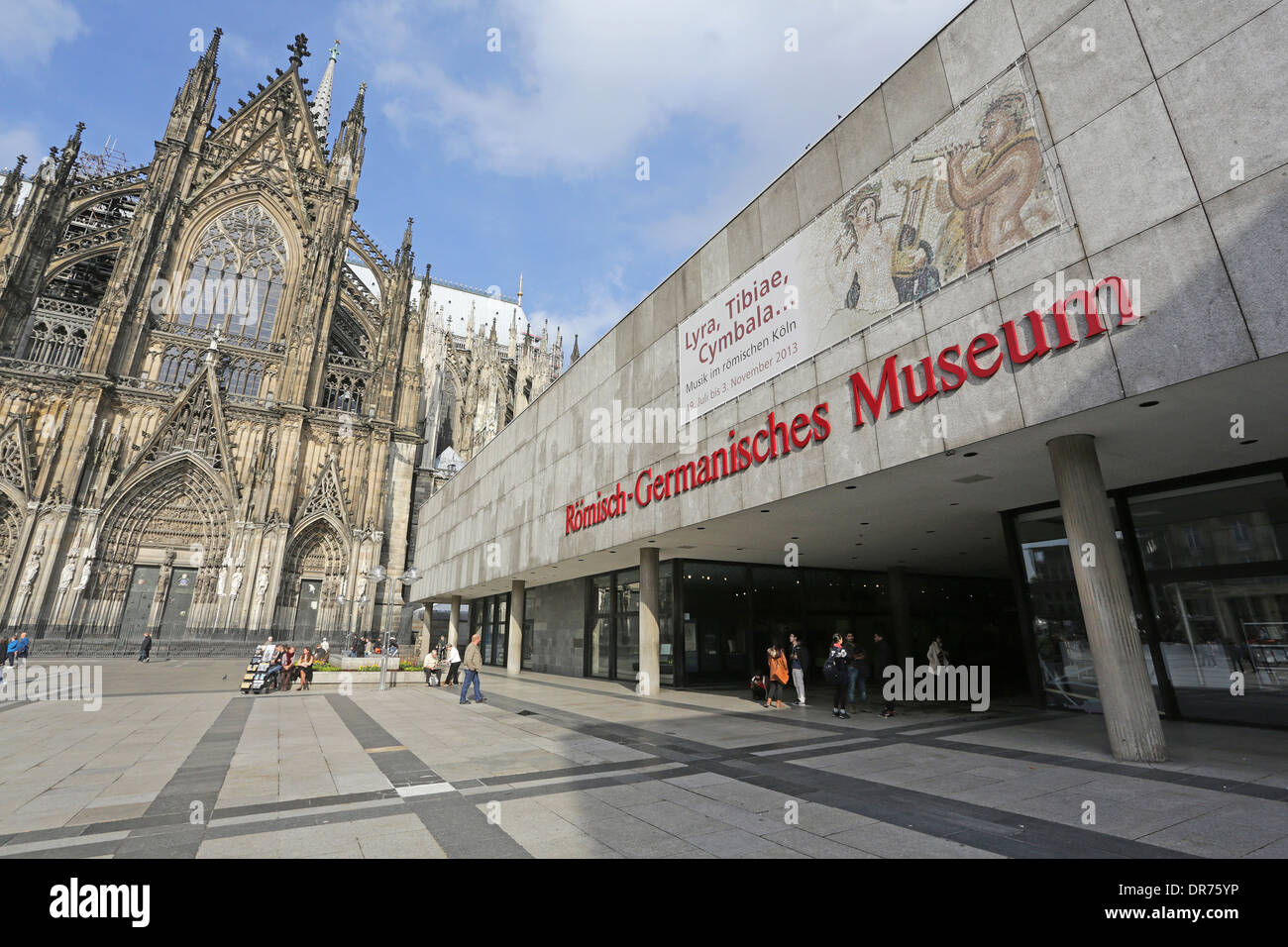 L'Allemagne, l'Amérique du Rine-Westphalia, Cologne, en vue de la cathédrale de Cologne et musée romain-germanique Banque D'Images