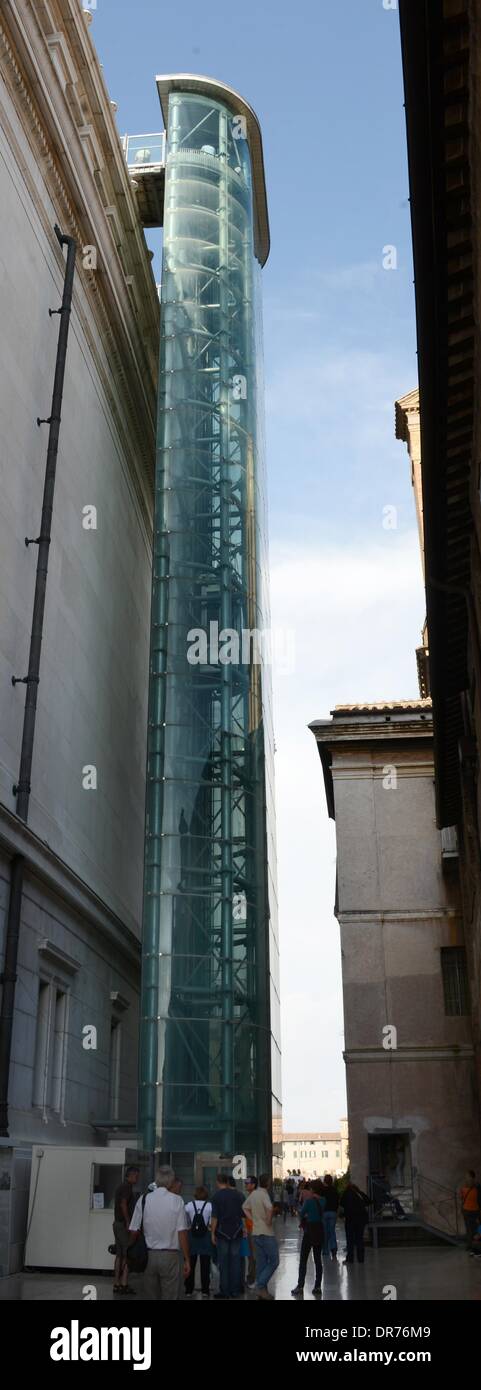 Rome, Italie. 12 mai, 2013. Un ascenseur va jusqu'à la plate-forme d'observation de l'Monumento Nazionale a Vittorio Emanuele II (National Monument à Victor Emmanuel II) à Rome, Italie, 12 mai 2013. La structure éclectique a été conçu par Giuseppe Sacconi en 1885 en l'honneur de Victor Emmanuel, le premier roi d'une Italie unifiée. Photo : Waltraud Grubitzsch - PAS DE SERVICE DE FIL/dpa/Alamy Live News Banque D'Images