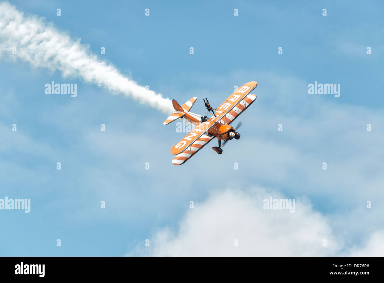 Un Boeing Stearman du biplan Breitling Wingwalking AeroSuperBatics Team dives sur le ciel à la RAF Fairford RIAT Banque D'Images