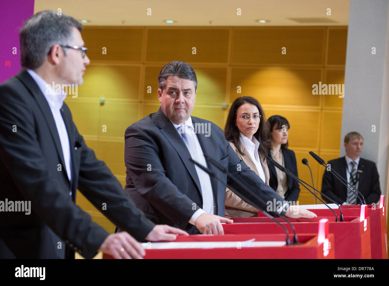 Berlin, Allemagne. Le 14 janvier 2014. Sigmar Gabriel (le Vice-chancelier allemand) donne une conférence de presse au siège de la SPD. Goncalo Silva/Alamy Live News Banque D'Images