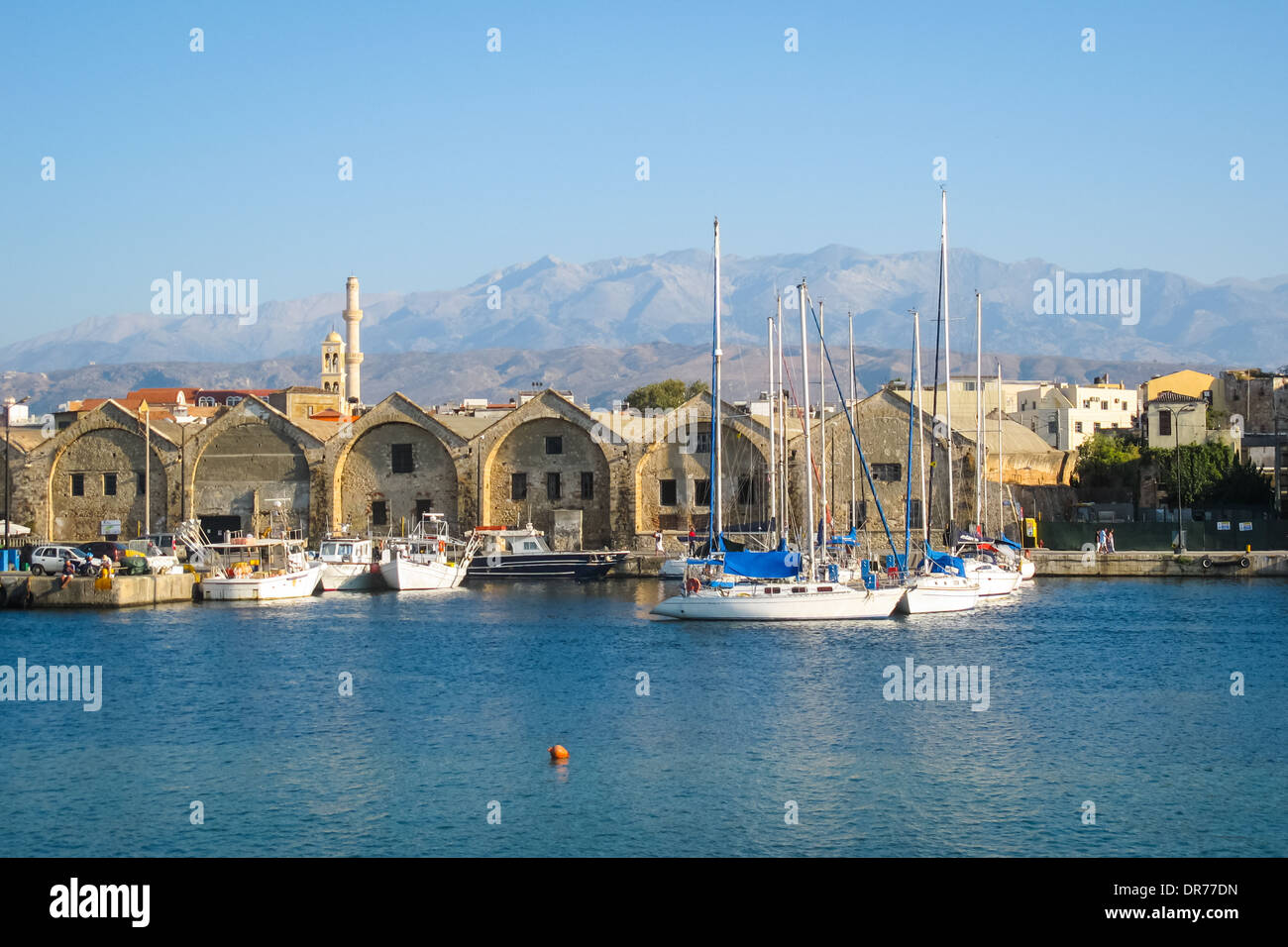 Les chantiers navals de Venise à La Canée et les montagnes blanches à l'arrière-plan, l'île de Crète, Grèce Banque D'Images