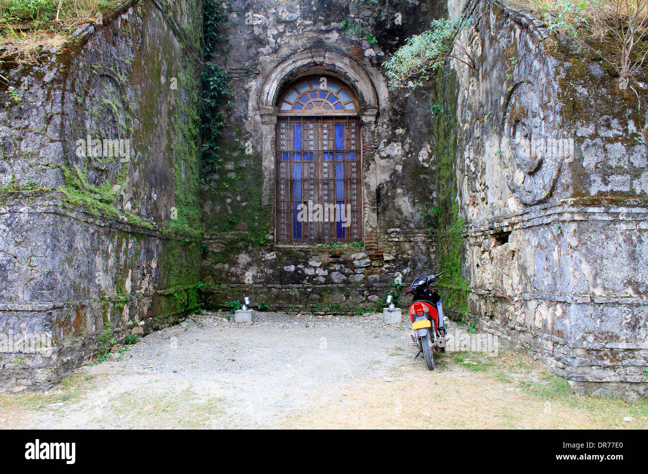 Une moto garée près d'une fenêtre de l'ancienne église de Paoay Ilocos Norte, Philippines Banque D'Images