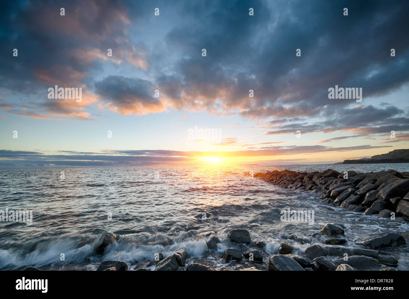 Coucher du soleil à Kimmeridge plage sur la côte jurassique du Dorset Banque D'Images