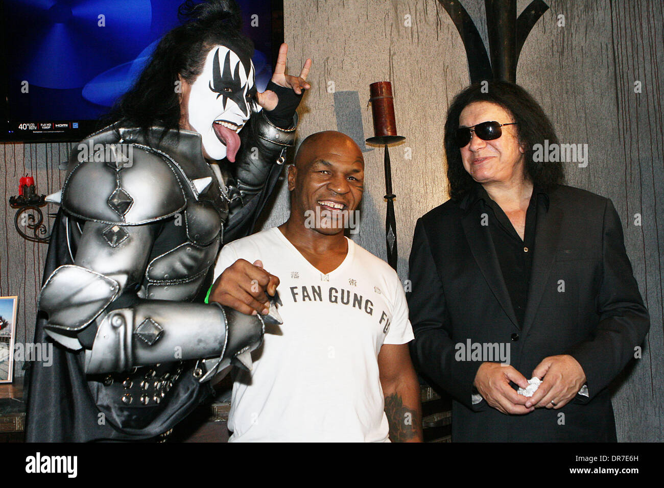 Mike Tyson et Gene Simmons assister à un événement à 'Kiss' Mini-golf à Las Vegas Las Vegas, Nevada - 13.06.12 Banque D'Images