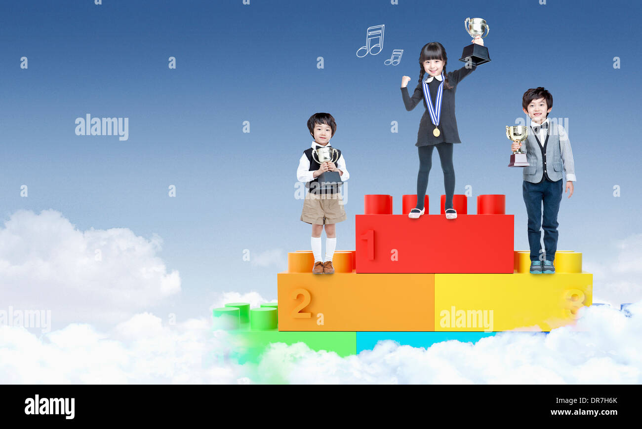 Les enfants debout sur un podium Lego Banque D'Images