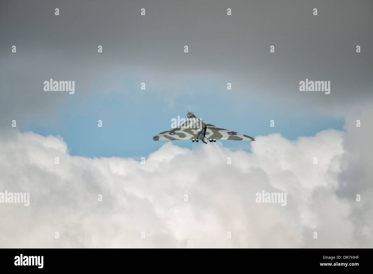 La guerre froide historique les bombardiers Avro Vulcan XH558 monte par une fracture dans les nuages pendant son affichage à l'édition 2013 RIAT Banque D'Images