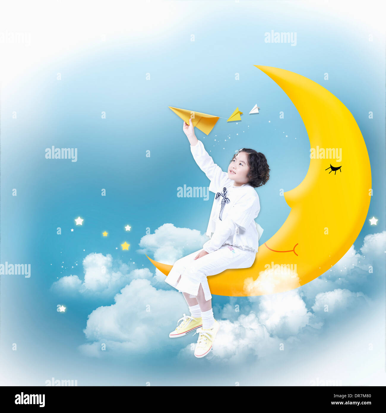 Un Enfant Assis Sur Une Lune Photo Stock Alamy un-enfant-assis-sur-une-lune-photo-stock-alamy