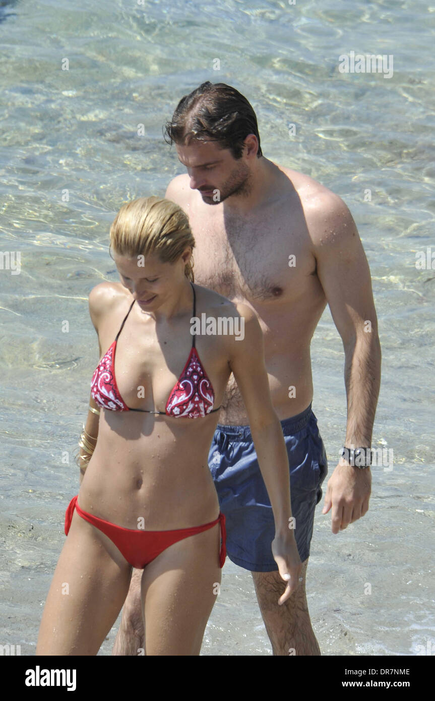 Michelle Hunziker et petit ami Tomaso Trussardi passent du temps ensemble à  la plage pendant leurs vacances ligurie, italie - 17.06.12 Photo Stock -  Alamy