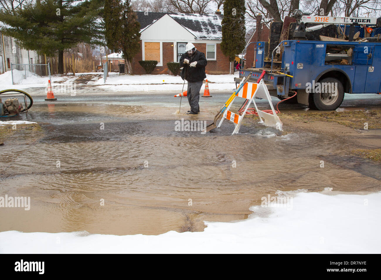 En hiver, un équipage de la Detroit l'eau et l'assainissement Ministère travaille pour trouver l'emplacement d'une rupture de la conduite d'eau. Banque D'Images