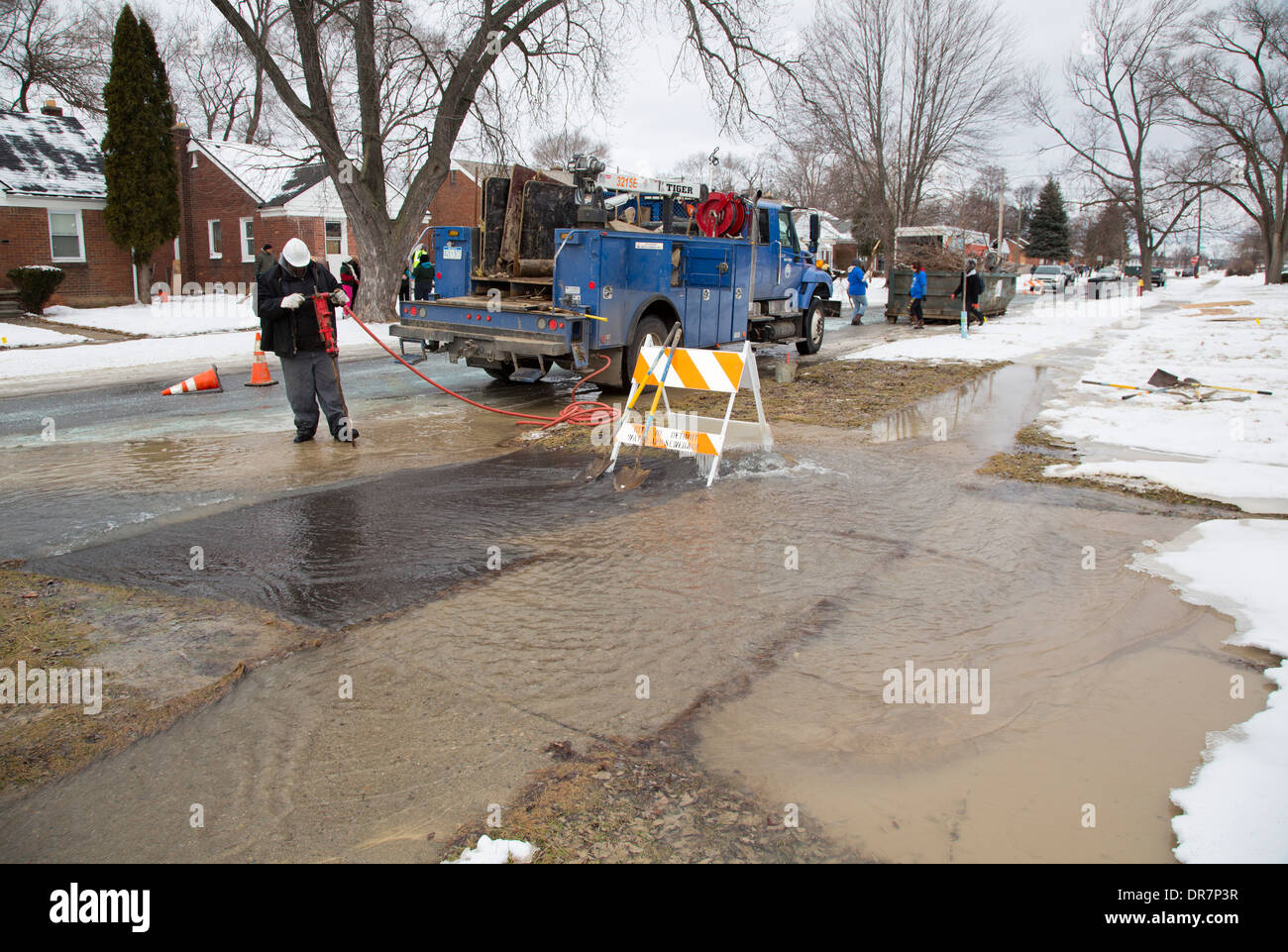 En hiver, un équipage de la Detroit l'eau et l'assainissement Ministère travaille pour trouver l'emplacement d'une rupture de la conduite d'eau. Banque D'Images