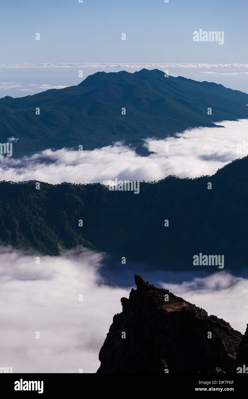 La Palma au-dessus des nuages à la nuée remplit dans la Caldera de Taburiente du Roque de los Muchachos, aux îles Canaries, Banque D'Images