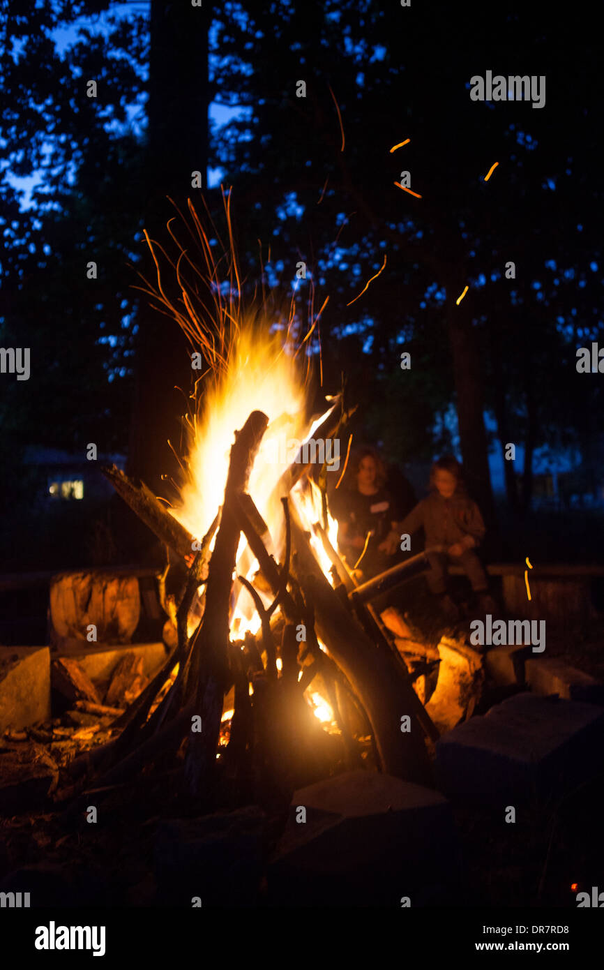 Feu de joie, feu de camp, feu, étincelles, les enfants qui jouent à proximité d'un feu Banque D'Images