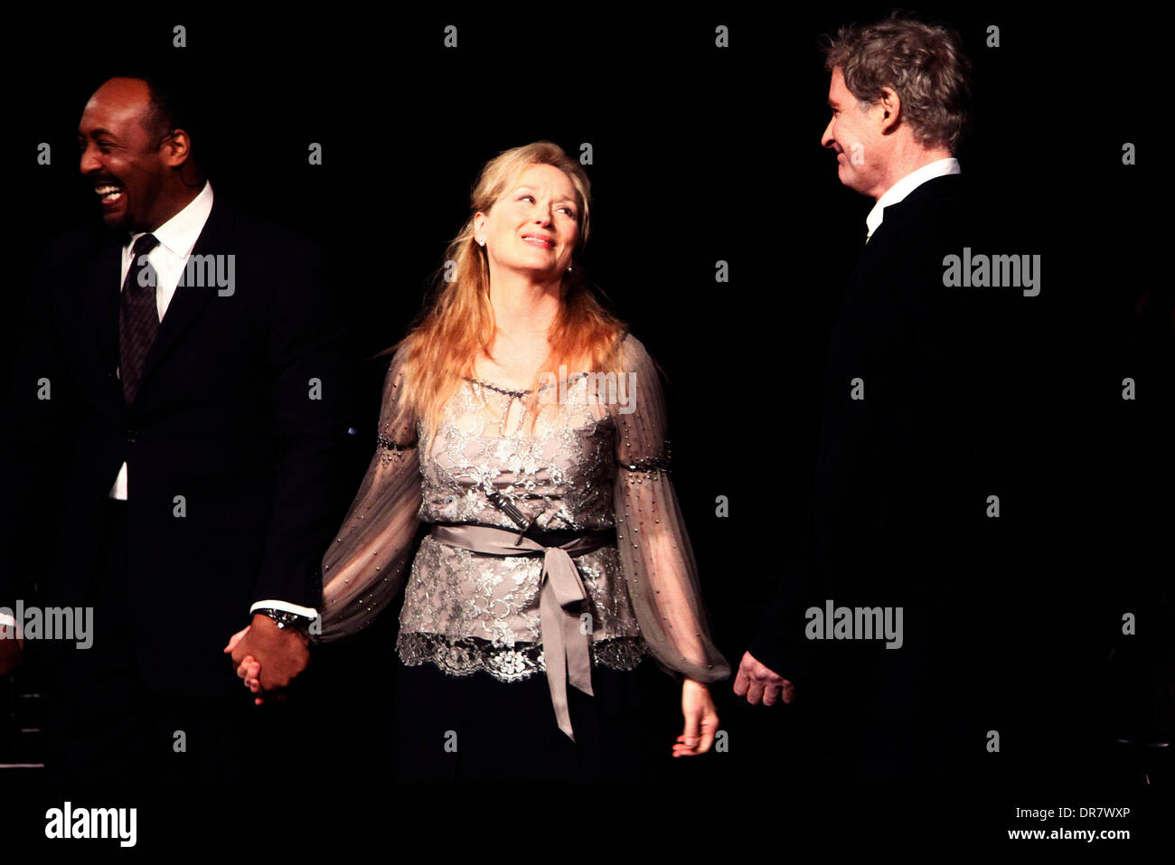 Jesse L. Martin, Meryl Streep, Kevin Kline et cast Curtain Call pour lecture de 'Roméo et Juliette' tenu à la Delacorte Theater dans Central Park à New York City, USA - 18.06.12 Banque D'Images