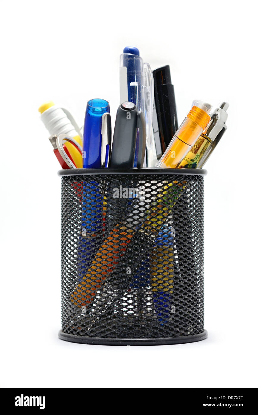 Bureau noir pot avec crayons et stylos sur un fond blanc. Banque D'Images