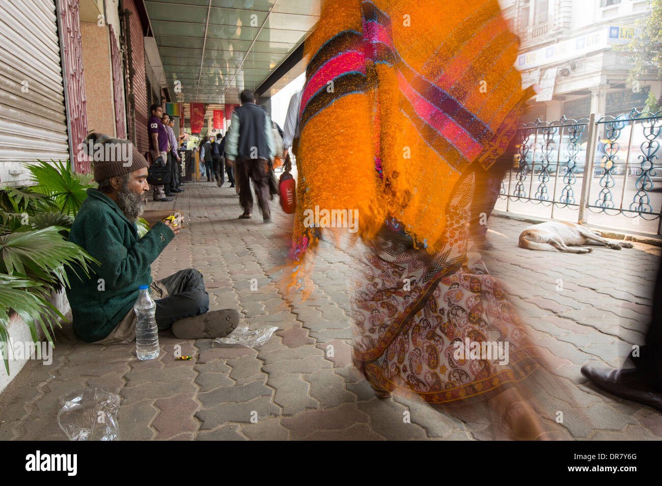 Un pauvre mendiant dans les rues de Calcutta, Bengale occidental, Inde. Banque D'Images