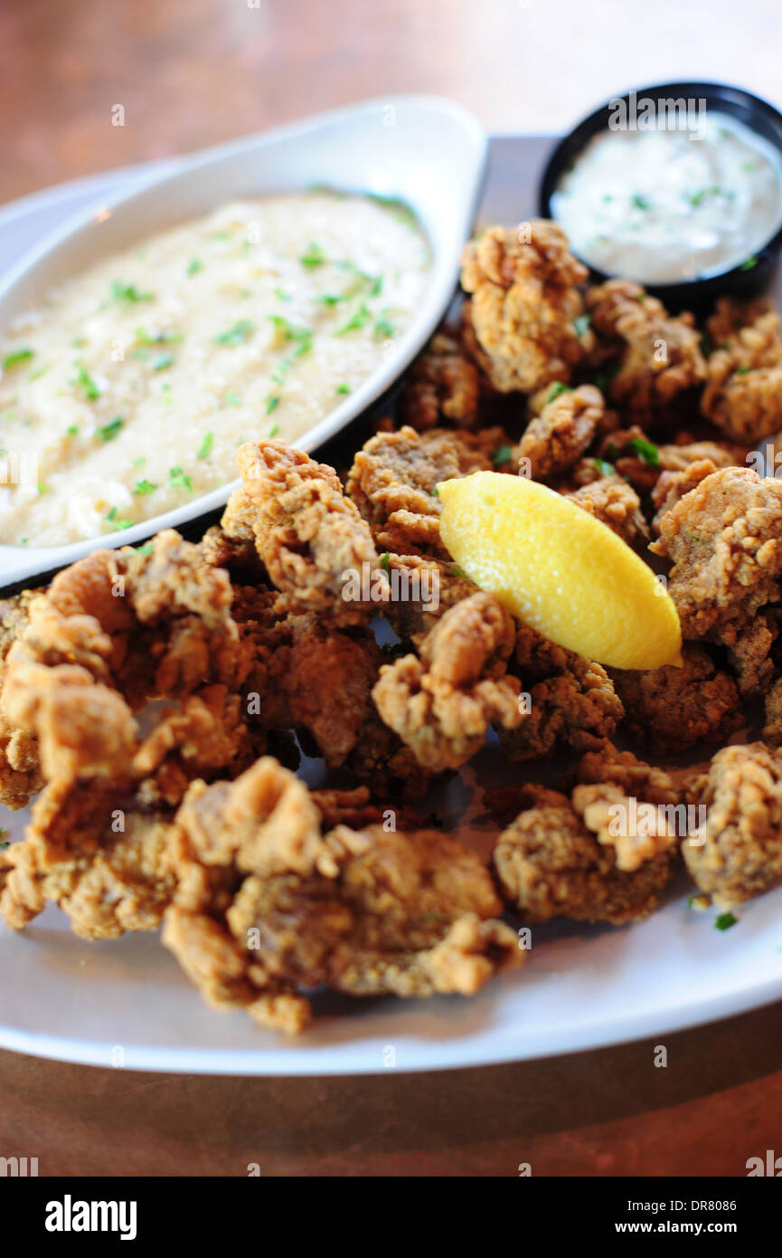 USA Mississippi Biloxi MS alimentaire restaurants - Huîtres frites au fromage et à la demi-coquille grits Oyster House Banque D'Images