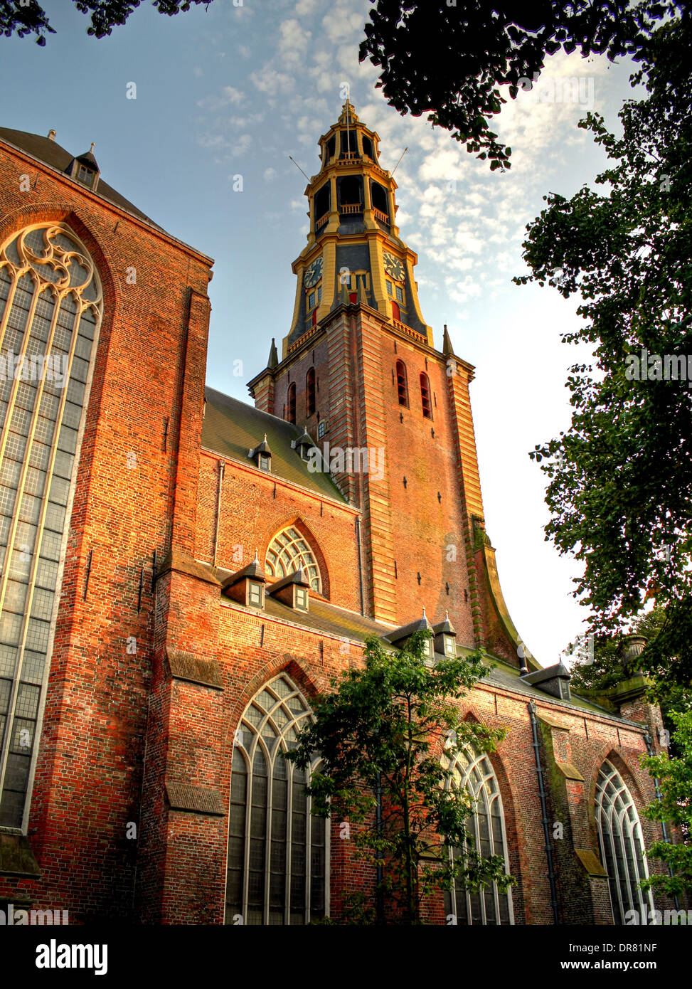 Tour et flèche de la 15e siècle Der Aa-Kerk (aa-église), Groningen, Pays-Bas, en été Banque D'Images