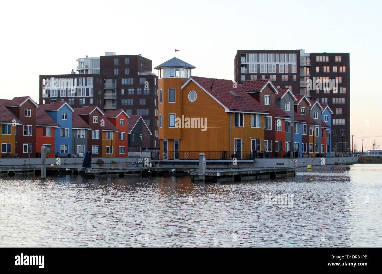 De style scandinave coloré maisons en bois à Reitdiephaven, Groningen, Pays-Bas Banque D'Images