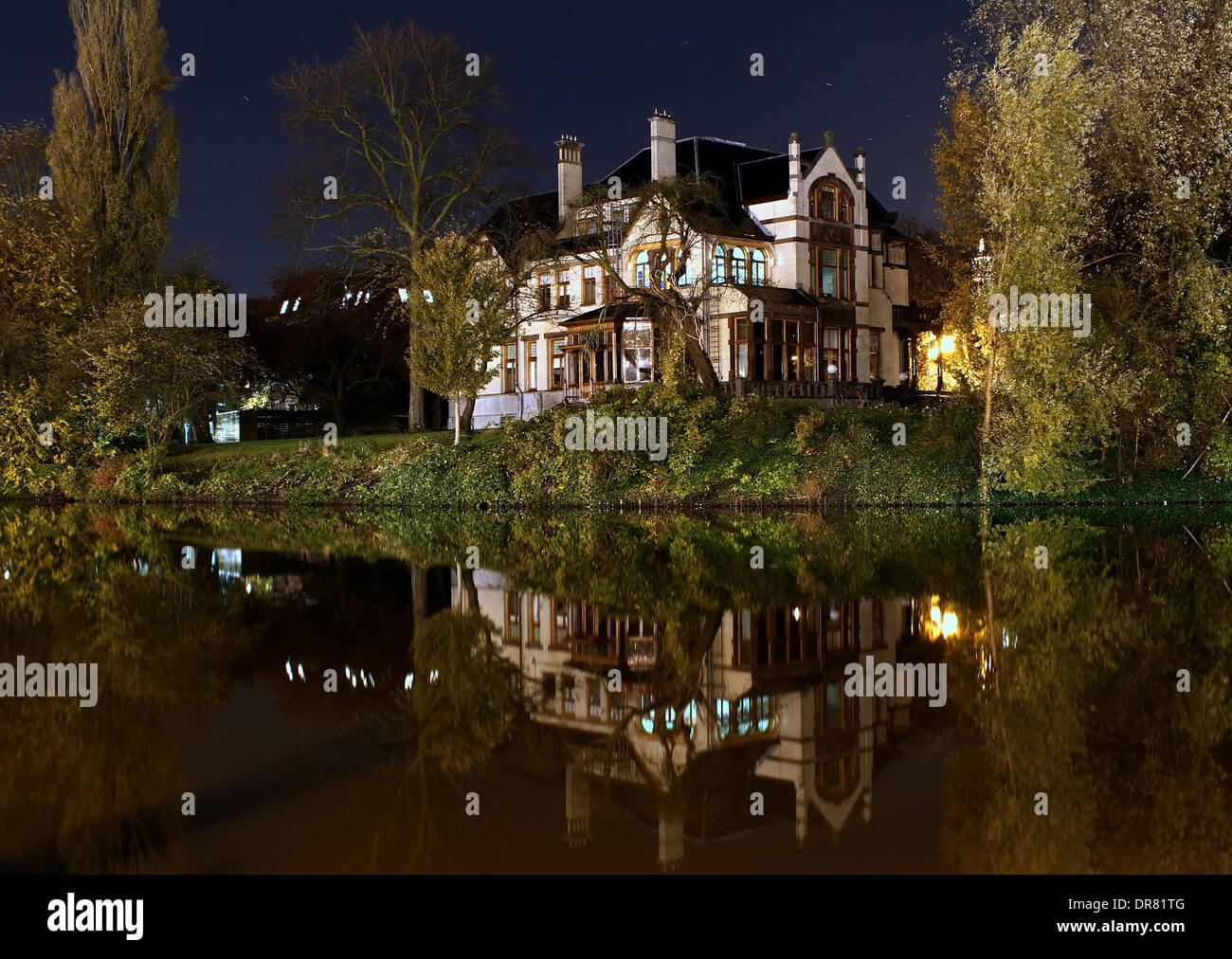 Hôtel particulier de style Jugendstil monumentale 'Huize Tavenier' à Groningen par nuit Banque D'Images