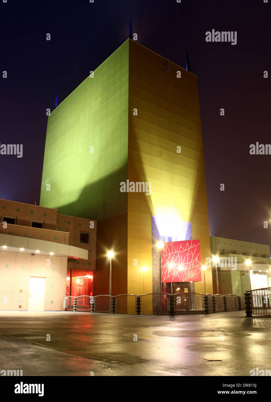 Groninger Museum, le musée d'art contemporain moderniste à Groningen (Pays-Bas) par nuit Banque D'Images
