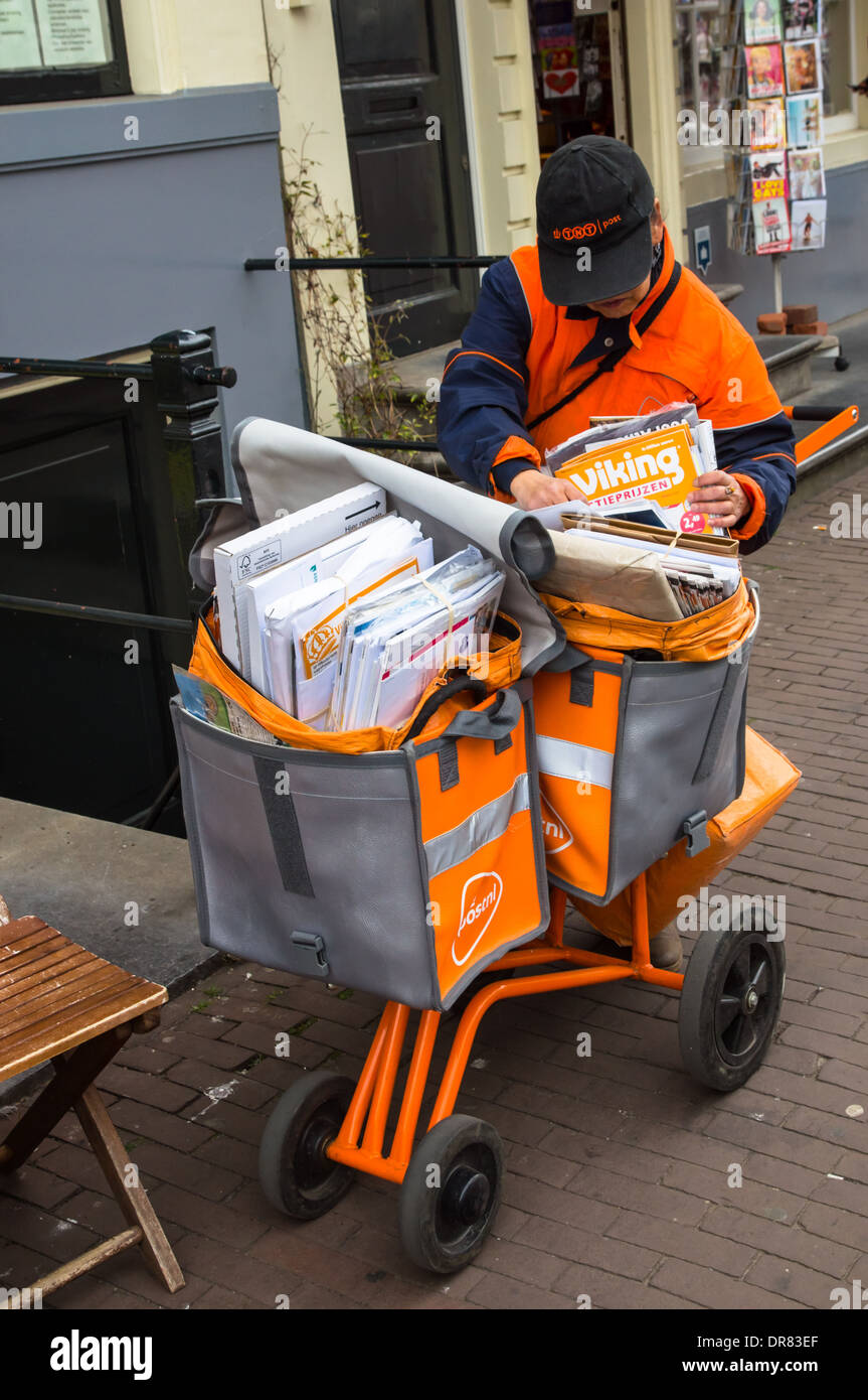 Dutch postman de distribuer les lettres, Amsterdam Pays-Bas Banque D'Images