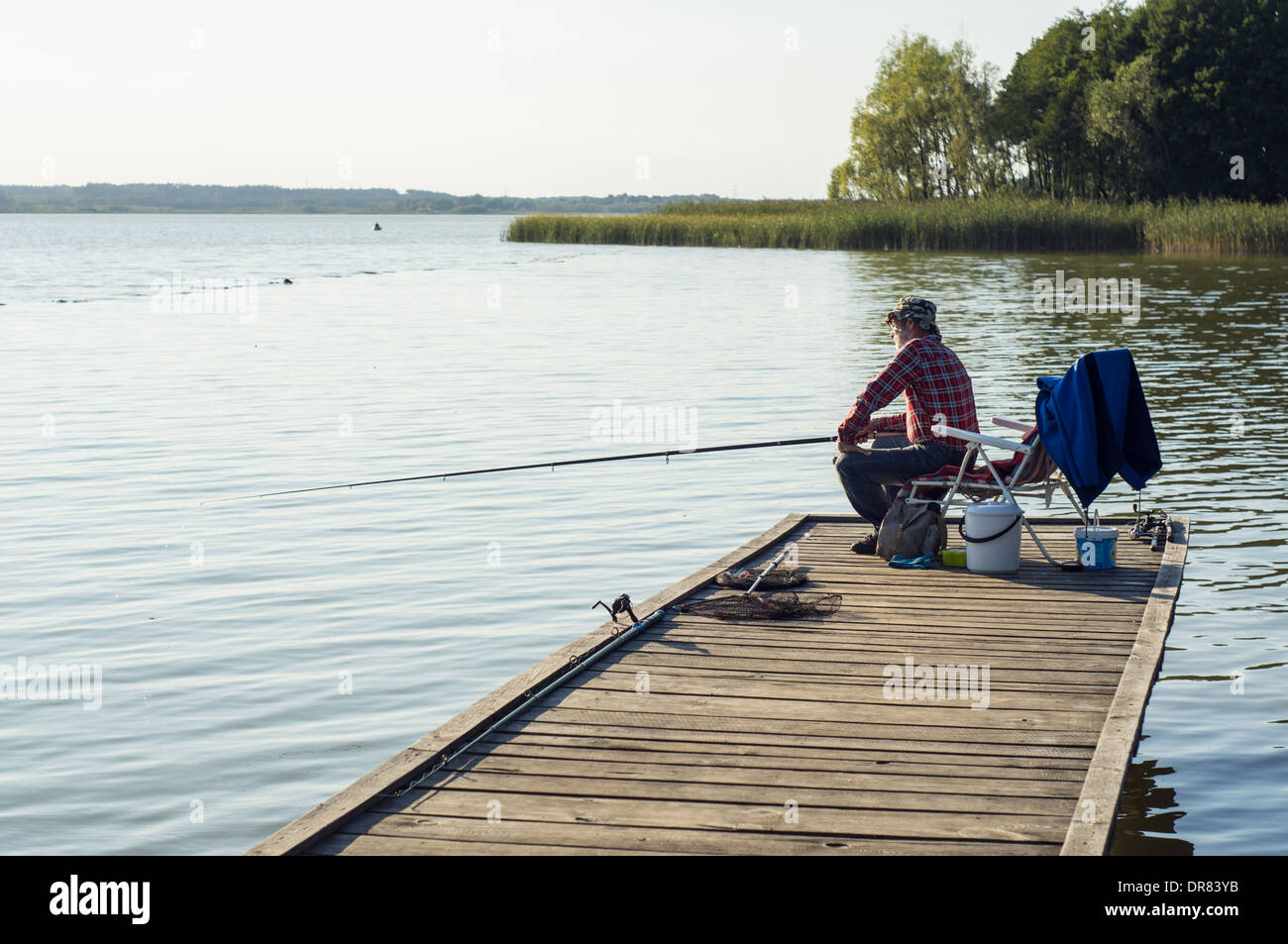 La pêche sur un lac de l'homme Banque D'Images