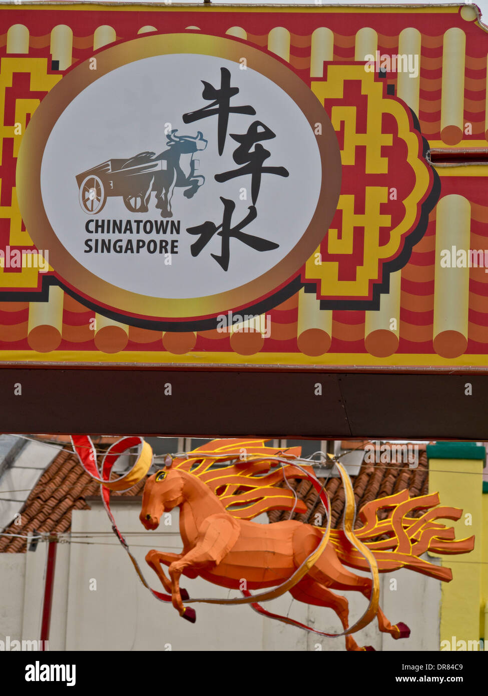 Le Nouvel An chinois et ornements des bannières pour l'année du cheval dans Chinatown, Singapour Banque D'Images