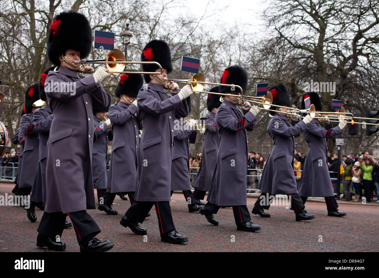 Regiment marchant vers Buckingham Palace pour la relève de la garde Banque D'Images