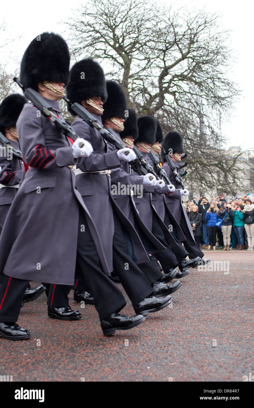 Regiment marchant vers Buckingham Palace pour la relève de la garde Banque D'Images