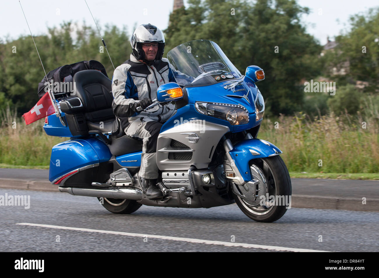 Honda Goldwing et pilote battant pavillon suisse. Banque D'Images