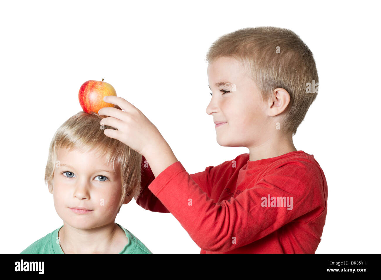 Portrait of boys (4-7) avec Apple. Banque D'Images