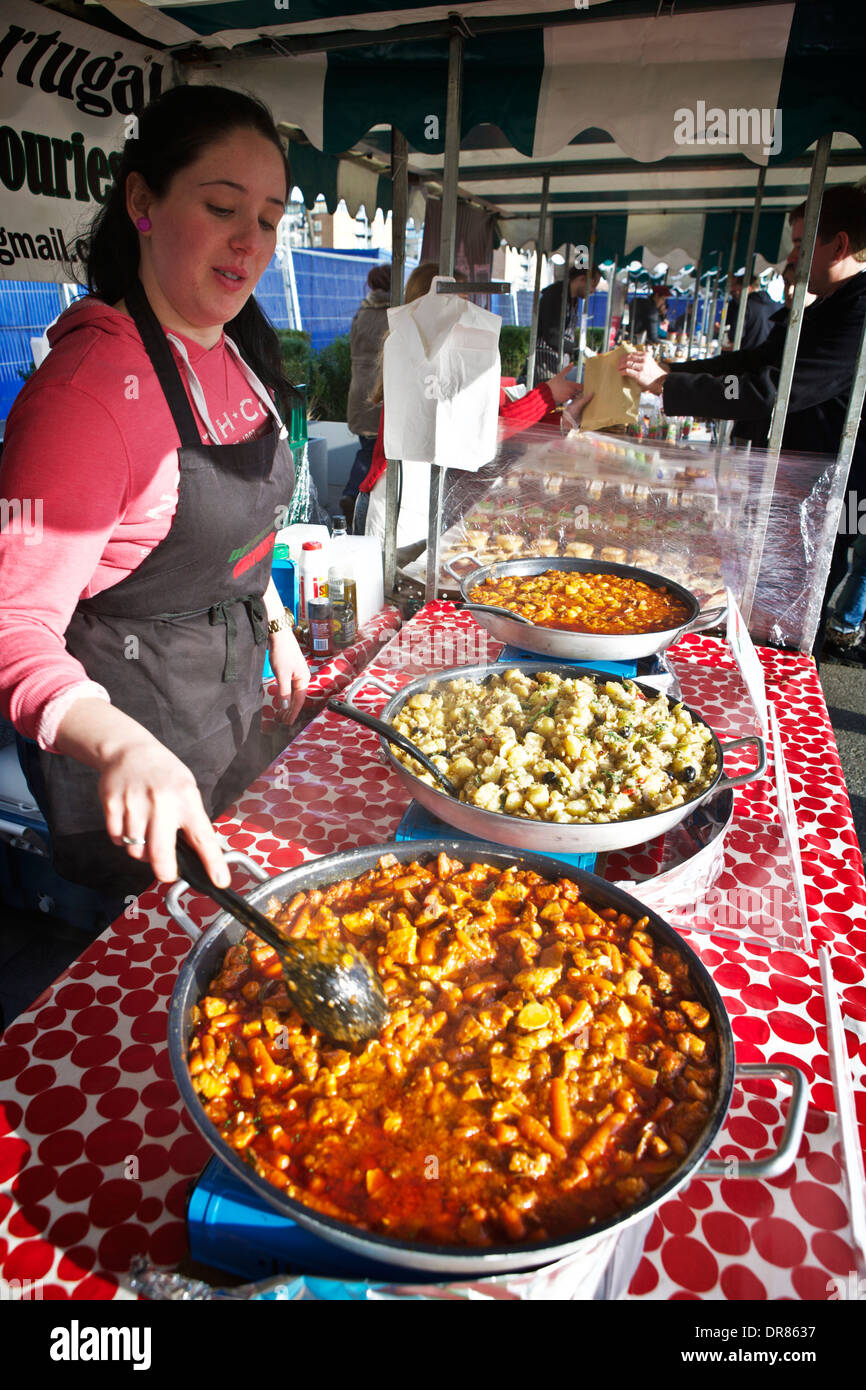 Marché de London food. Opérateur de marché vendeur, à Canary Wharf, la cuisson des aliments (ragoût) Chorizo frit (morue séchée avec des pommes de terre). L'alimentation de rue de Londres. Banque D'Images